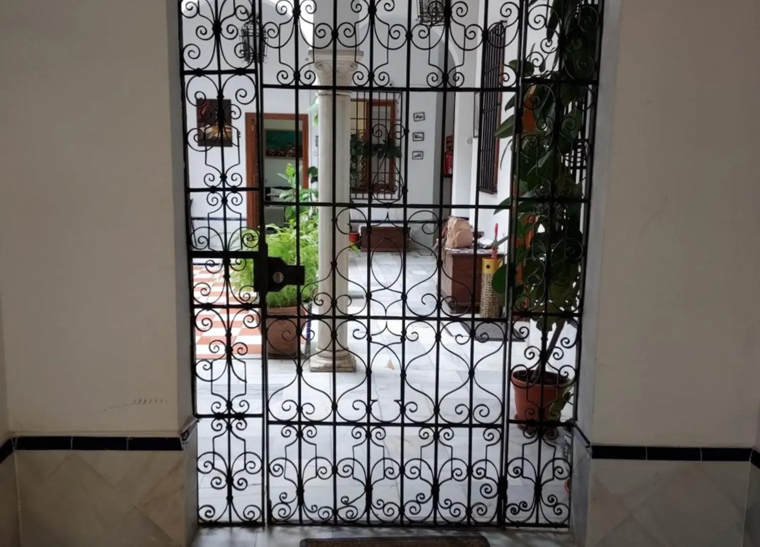 Patio Sevillano Flores Apartment